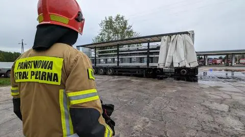 Wyciek chemikaliów z naczepy ciężarówki na stacji paliw