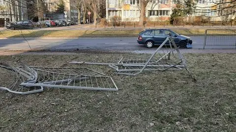 Dachowanie na Okęciu: rozbita skoda, skoszone bariery