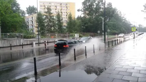 Ścieżka i jezdnia pod wodą. Drogowcy wyjaśniają, skąd kałuża na Wybrzeżu Helskim