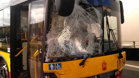 Autobus i 3 osobówki rozbite na Puławskiej