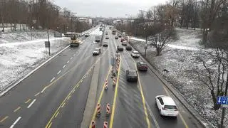 Niektórzy kierowcy jeżdżą buspasem na Trasie Łazienkowskiej