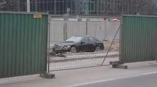 Mercedes wjechał do wykopu