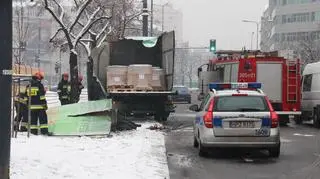 Ciężarówka nie zmieściła się pod wiaduktem