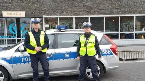 W aucie był chory chłopiec. Policjanci asystowali, a kierowcy blokowali