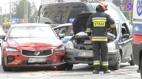 Wypadek na Woronicza. Jeden kierowca ranny, dwa auta rozbite