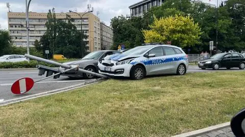 Radiowóz uderzył w sygnalizator