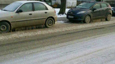 Pękają rury. Lód i woda na jezdniach