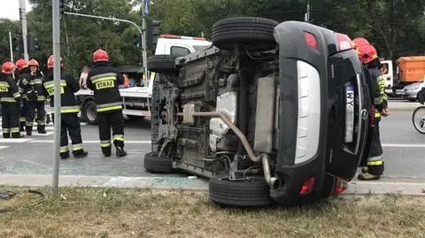 Zderzenie na Woli, jedno auto na boku