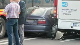 Zakleszczył się między autobusami