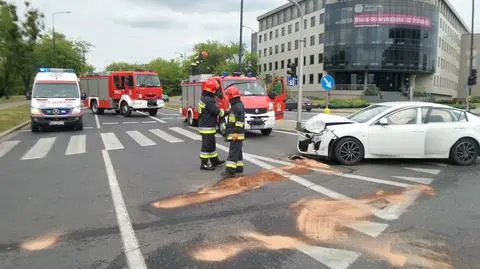 Kolizja dwóch aut na skrzyżowaniu Powązkowskiej i Krasińskiego