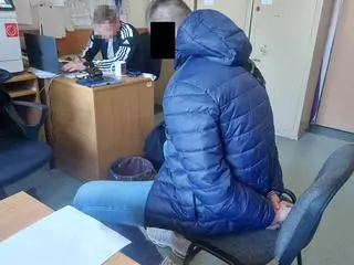 Policjant z mężczyzną podejrzanym o rozbój