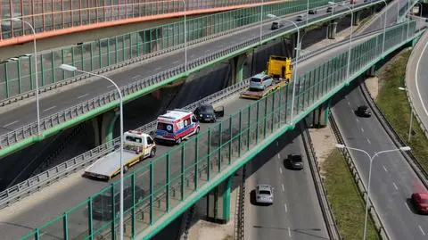 Zderzenie na estakadzie. Rozbite auto osobowe i samochód pomocy drogowej