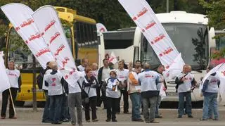 Związkowcy na parkingu przy Stadionie Narodowym