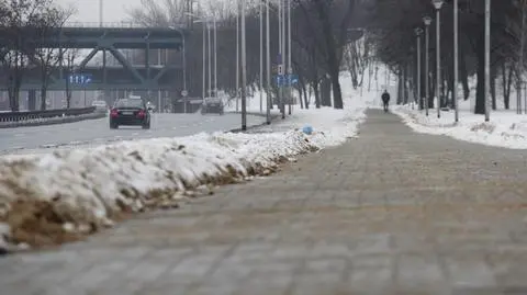 Niedziela z opadami marznącego deszczu. Śliskie chodniki i ulice