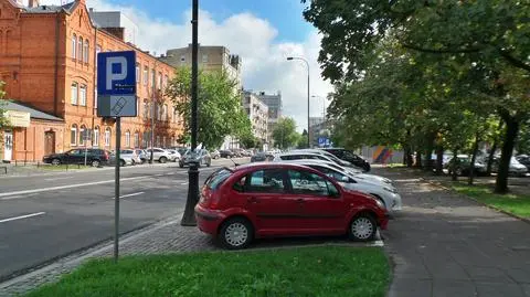 Pierwszy dzień płatnego parkowania na Woli i Pradze. Niektórym odholowano auta, brakuje też parkomatów 