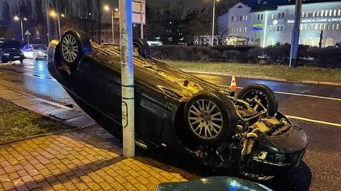 Dachowanie przy rondzie "Radosława". Jedna osoba ranna