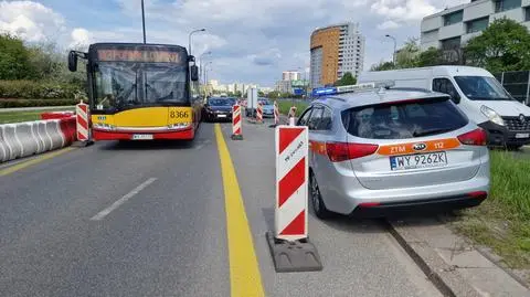 Samochód uderzył w bok autobusu, są poszkodowani