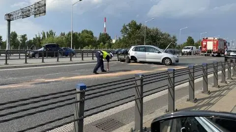 Po zderzeniu dwóch aut na moście Grota-Roweckiego kierowcy utknęli w korku