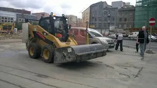 Kładą asfalt nad stacją Rondo ONZ