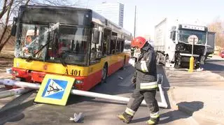 Wypadek z udziałem miejskiego autobusu