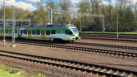 Pociąg Kolei Mazowieckich blokował ruch w kierunku Poznania. "Wezwano pogotowie do mdlejących"