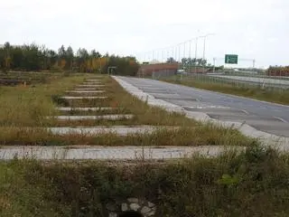 Jezdnia boczna i ścieżka rowerowa wzdłuż S7