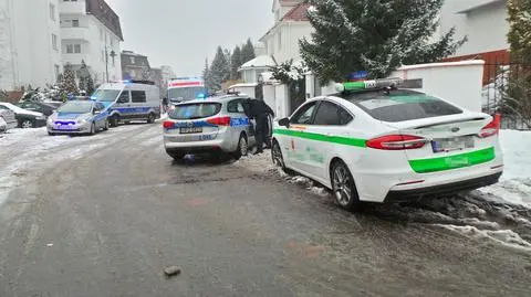 "Uderzył w radiowóz, wydmuchał 2,5 promila alkoholu". Pościg i zatrzymanie w Wilanowie