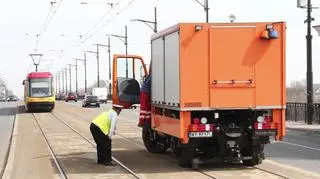 Na miejscu są pracownicy Tramwajów Warszawskich