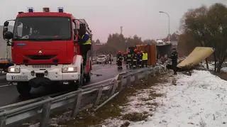 Na Toruńskiej przewrócił się tir. Piwo się wylało