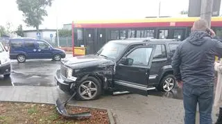 Kolizja z udziałem jeepa i autobusu