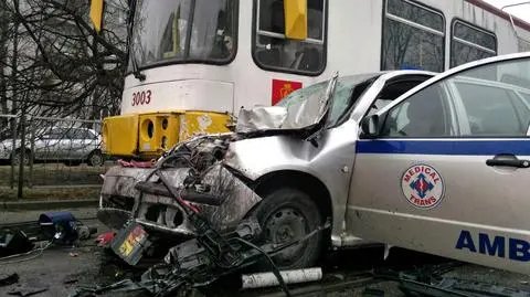 Jechał na dializę, zderzył się z tramwajem