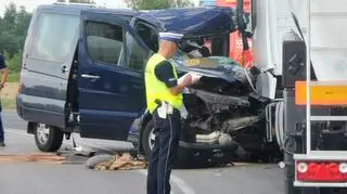 Zderzenie samochodu ciężarowego z busem