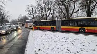 Autokary blokują przejazd autobusu miejskiego