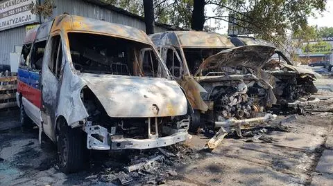 Nocny pożar na Mokotowie. Spłonęły cztery karetki 