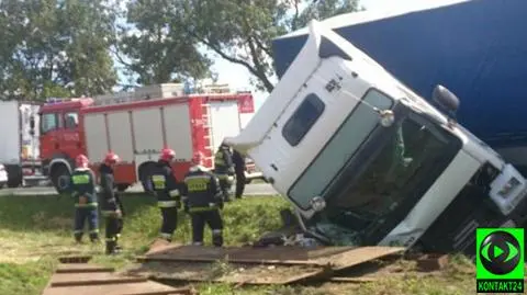 Ciężarówka w rowie, 2 osoby w szpitalu. Tak skończyło się wyprzedzanie na DK62