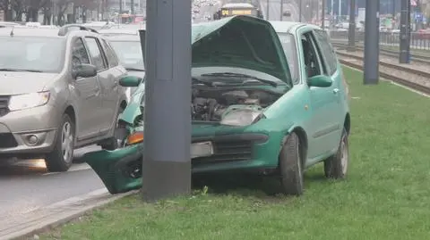 Kierowca seicento wjechał w latarnię, trafił do szpitala