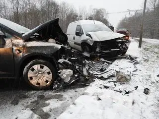 Czołowe zderzenie na Zabranieckiej 