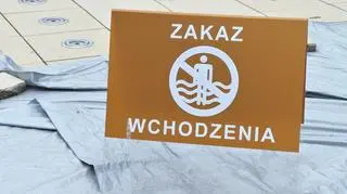 Zniszczone pluskowisko na podzamczu