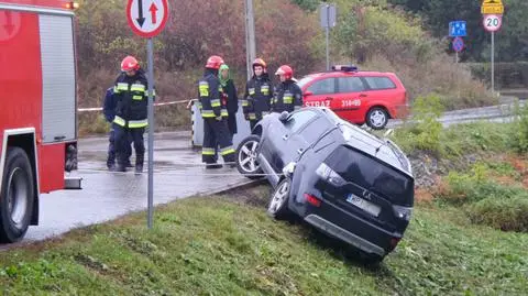 Zsunął się z drogi. Wisiał na linach