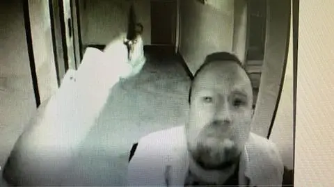 Nożem w kamery monitoringu. Policja szuka tego mężczyzny