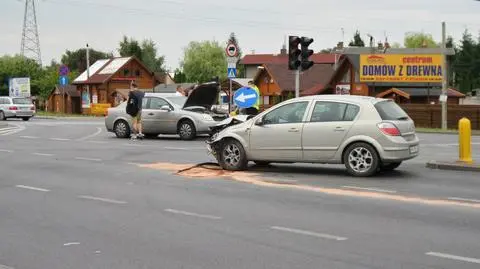 Dwa ople zderzyły się w Ursusie. "Kobieta w ciąży w szpitalu"