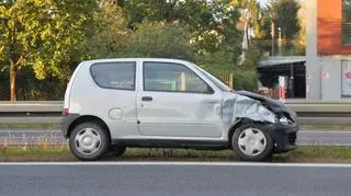 Zderzenie dwóch samochodów z autobusem