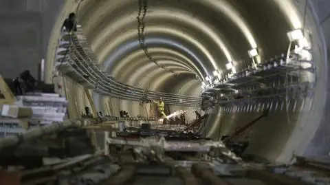 Kładą szyny na nowej linii metra