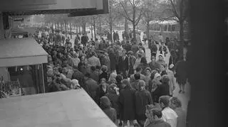 Tłum ludzi oczekujących na otwarcie domu handlowego w 1969 roku