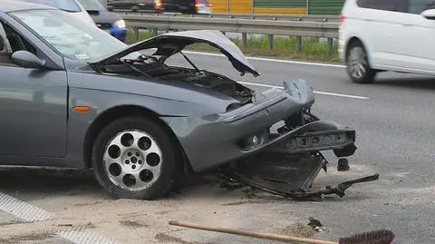 Zderzenie czterech samochodów na S8. Zniszczone barierki i duże utrudnienia