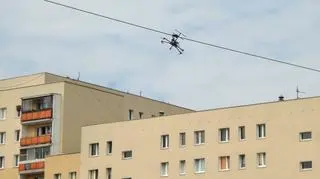 Dron zawisł na linii