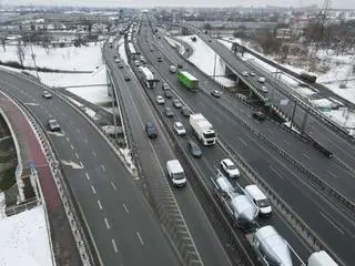 Zderzenie dwóch ciężarówek na moście Grota-Roweckiego