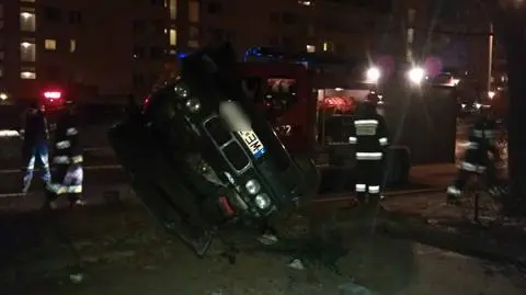 Uderzył w latarnię, wylądował na boku