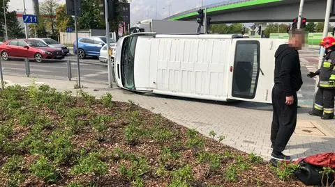 Bus przewrócił się na przejściu dla pieszych