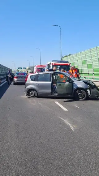 Służby zablokowały wjazd na wiadukt 